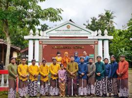 Kamis Pon: Kalurahan Ngipak Kenakan Busana Gagrak Ngayogyakarta